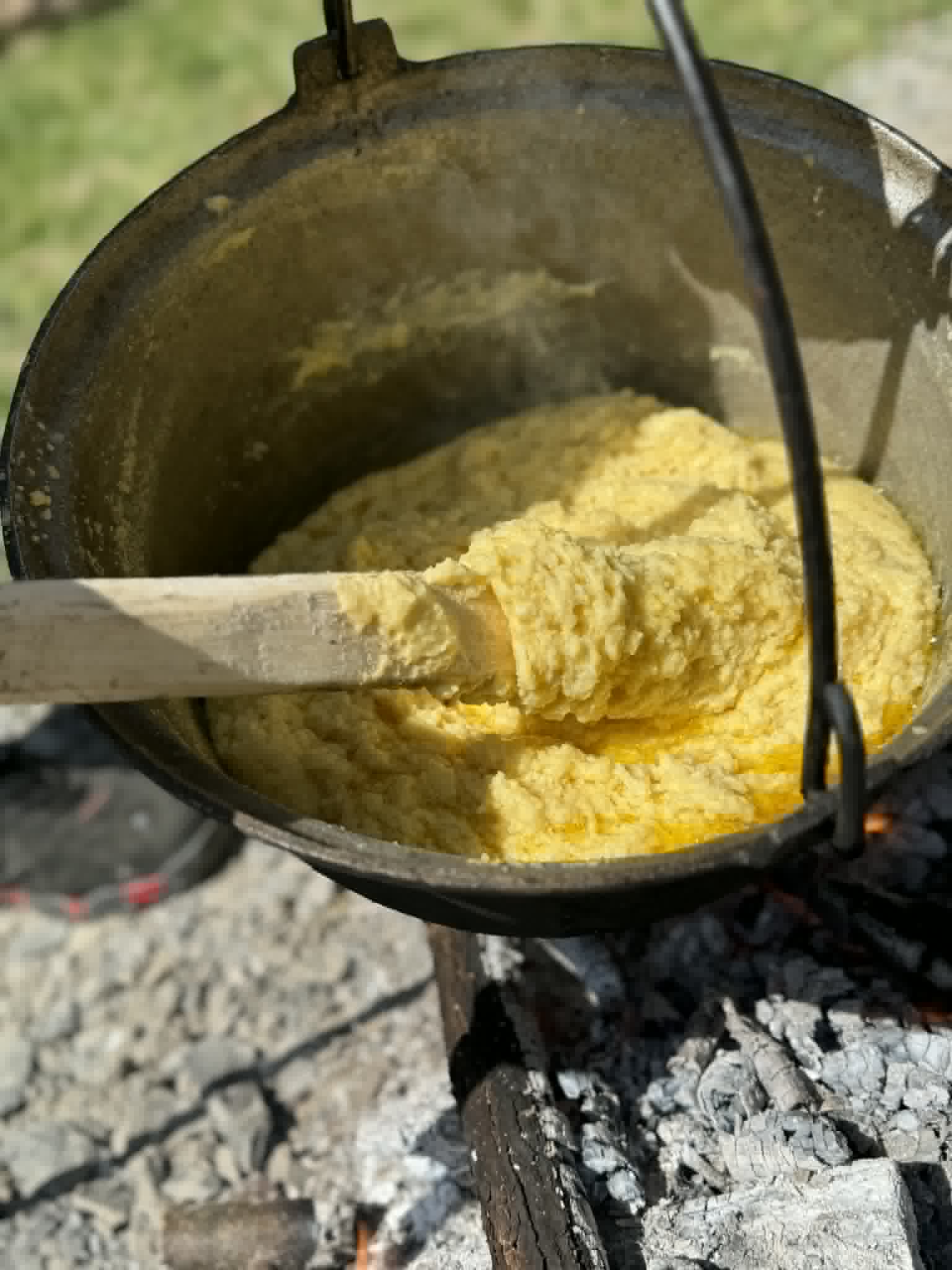 Bulz tradițional, gătit la ceaun