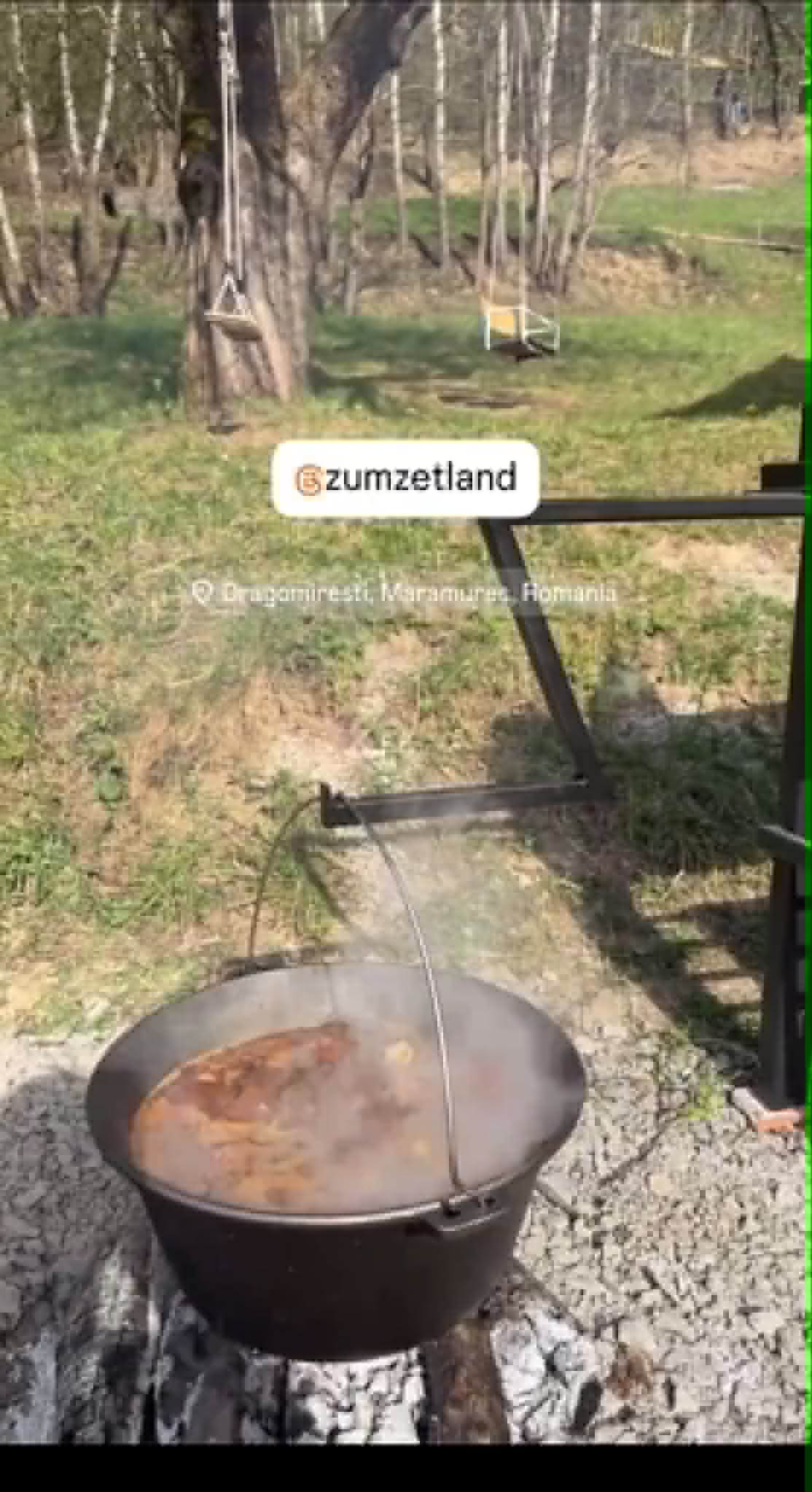 Mâncare gătită la ceaun, pe foc de lemne
